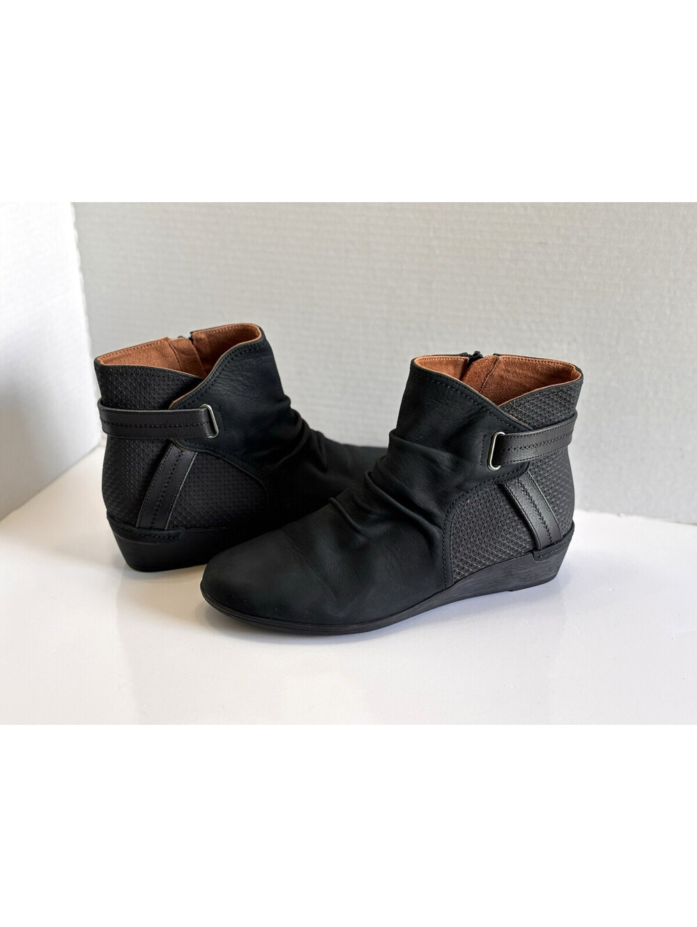 Cobb Hill Devyn Ankle Boots Women's Sz 8 Black Leather Low Wedge Side Zip Comfy